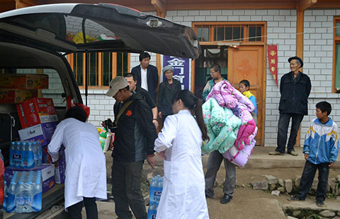 运送救助物资到岷县地震灾区